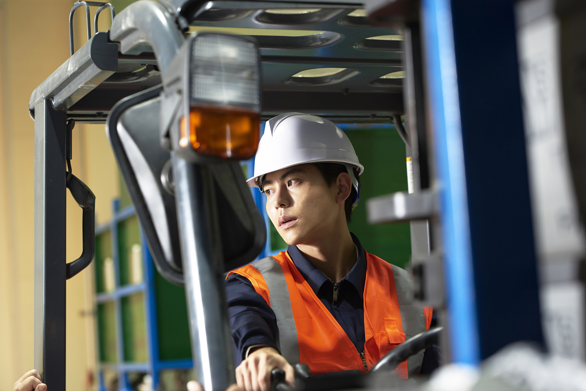 フォークリフトを確認する作業員